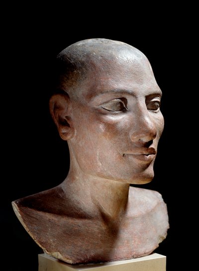 埃及古物。盐头。石灰岩雕塑，旧帝国（约公元前2700-2200年）。巴黎，卢浮宫博物馆--埃及古物：年轻男性的头说 "盐 "头，石灰岩彩绘，旧王国（约公元前2700-2200年），巴黎卢浮宫博物馆。 作者 埃及学校