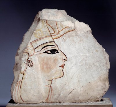 埃及古物：ostrakon（或 ostracon）（复数：ostraca 或 ostraka），具有皇室形象的石灰石陶器碎片。 第 19 王朝（公元前 1295-1186 年）。 巴黎，卢浮宫博物馆 作者 埃及学校