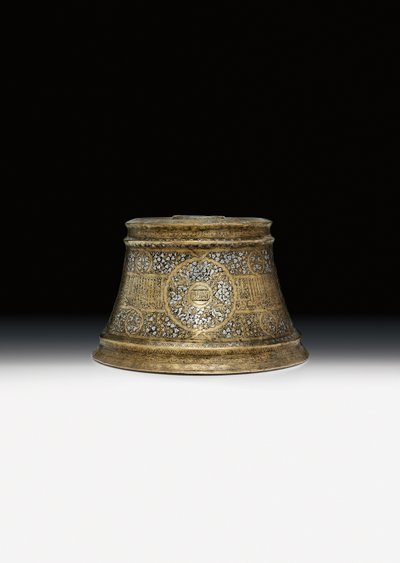 Mamluk烛台底座，名称为Sultan Shihab Al-Dunya Wa Al-Din Ahmad bin Al-Malik Al-Nasir Muhammad 作者 埃及学校
