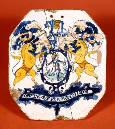 展示伦敦药剂师协会徽章和箴言的药剂师瓷砖（陶瓷）。 作者 学校英语