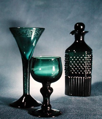 从左到右。装饰酒杯，圆玻璃和醒酒器，18世纪末至19世纪初（绿色玻璃 作者 学校英语