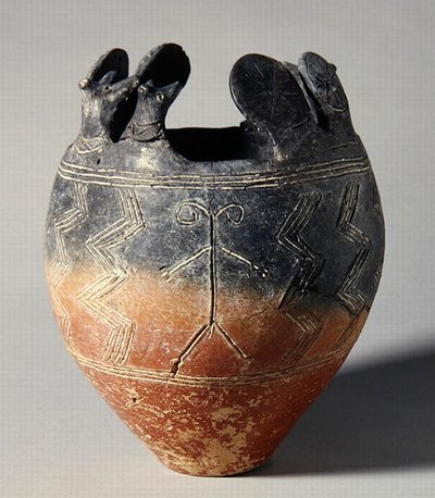 红色抛光器皿碗，带有动物头像和太阳圆盘附件，来自塞浦路斯Vounous，91号墓，公元前2500-2075年（粘土）。 作者 希腊语学校