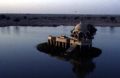 皮丘拉湖上的Jag Mandir（照片）。 作者 印度学校