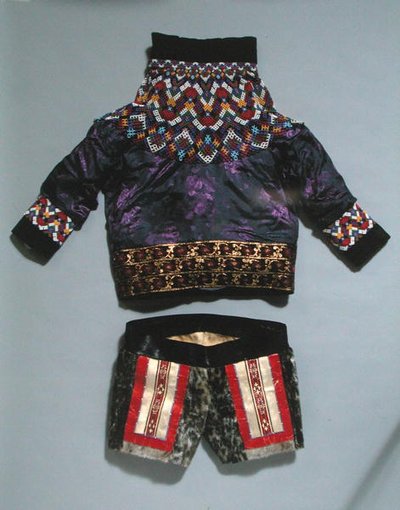 女式夹克和短裤，来自格陵兰（纺织品）。 作者 学校因纽特人