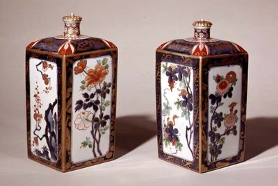 一对tokkuri（陶瓷）。 作者 日本学校