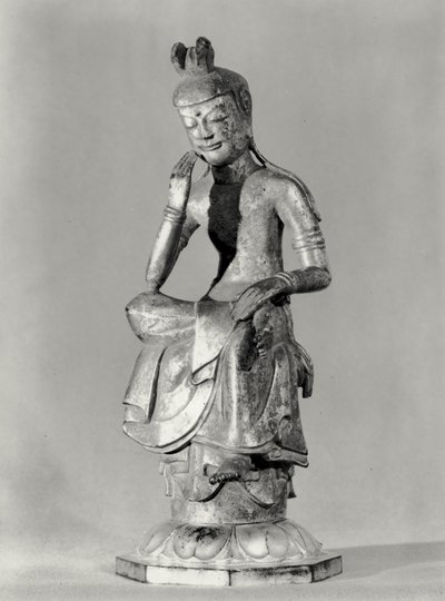 菩萨坐姿，约645-794（鎏金铜）（黑白照片 作者 日本学校