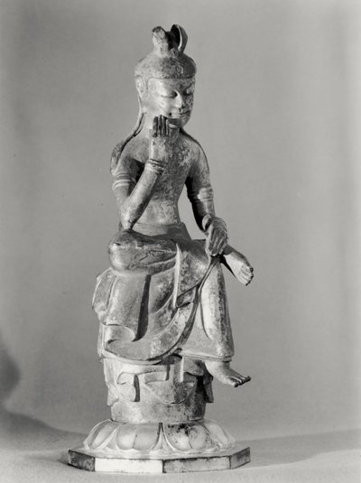 菩萨坐姿，约645-794（鎏金铜）（黑白照片 作者 日本学校