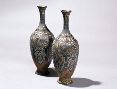 两个景泰蓝花瓶 作者 日本学校