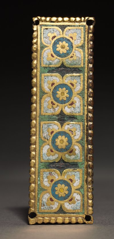 匾额，可能来自一个灵位神龛，约1200-1250年（镀金铜；珐琅彩）。 作者 莫桑学校
