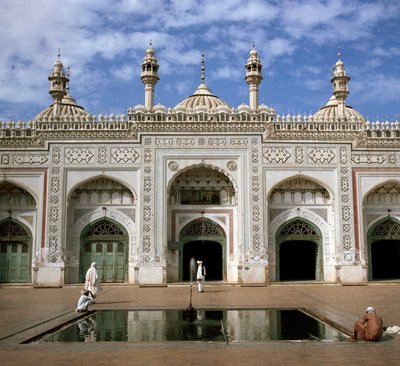 View of the Mohabbat Khan 17th-century mosque 作者 巴基斯坦学校