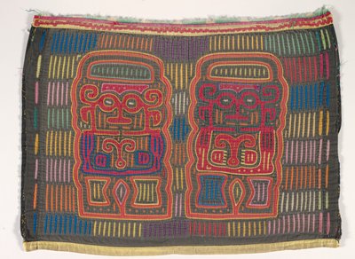 衬衫镶片（莫拉），库纳人，圣布拉斯群岛，约 1950 年代（贴花棉质） 作者 学校巴拿马语