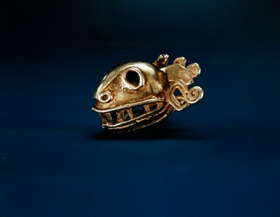奇里基风格的钟的侧视图，约12世纪（金）。 作者 学校巴拿马语