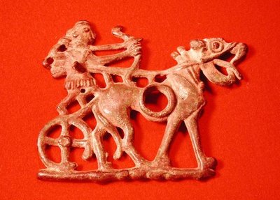 描绘猎人在战车上开弓的马位，约公元前1200-700年（青铜器 作者 学校波斯语