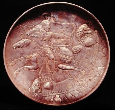 描绘皇家士兵猎取狮子的盘子，6-7世纪（银质 作者 学校波斯语