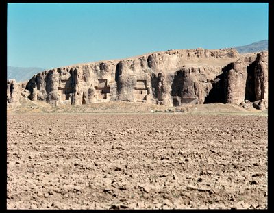 View of the Necropolis and the Four tombs belonging to Achaemenid kings, from left to right, Arius II, Artaxerxes I and Darius I the great 作者 学校波斯语