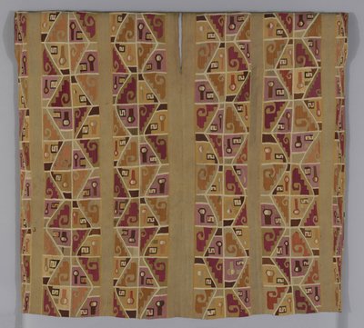 上衣，600-800（棉和羊毛（驼色），单联锁织布编织；颈部和袖口饰有羊毛（驼色）的密缝针迹；接缝处与羊毛（驼色）的接缝以织补针迹） 作者 秘鲁学校