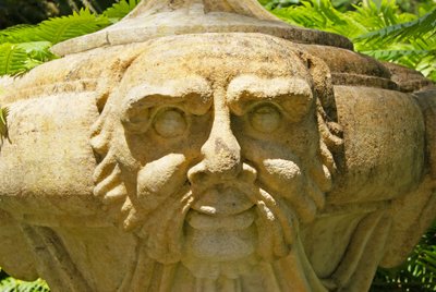 众神露台上的雕刻石瓮，Quinta da Regalia；辛特拉；葡萄牙，约 1914 年（照片） 作者 葡萄牙语学校