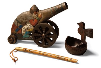玩具石灰木Bogatyr，桦木长笛和桦木Kovsh，摄于1900年（涂有。金木的木材） 作者 学校俄语