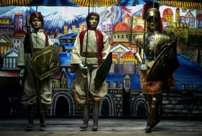 Puppi, Palermo, Sicily, Italy. These Sicilian puppets belong to an ancient tradition aimed at telling Sicilians the story of the Norman invasions. 作者 西西里学校