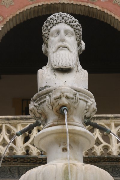 Janus Fountain (marble) 作者 学校西班牙语