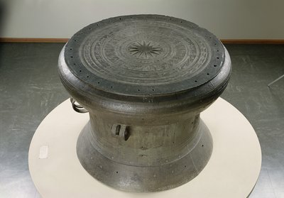 鼓，东山风格，公元前2-1世纪（青铜）（另见232894）。 作者 越南语学校