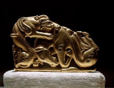 Art Scythian（斯基泰或斯基泰文明）：描绘狮鹫攻击马的金色腰带细纹。 来自奇利克金。 公元前 5-4 世纪。 圣彼得堡冬宫博物馆 - 斯基泰艺术（斯基泰文明）：代表狮鹫的金腰带扣 作者 斯基泰人