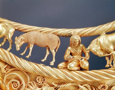 给羊挤奶，公元前 4 世纪斯基泰人托夫斯塔-莫希拉（Tovsta Mohyla）出土的金质胸饰细节 作者 斯基泰人