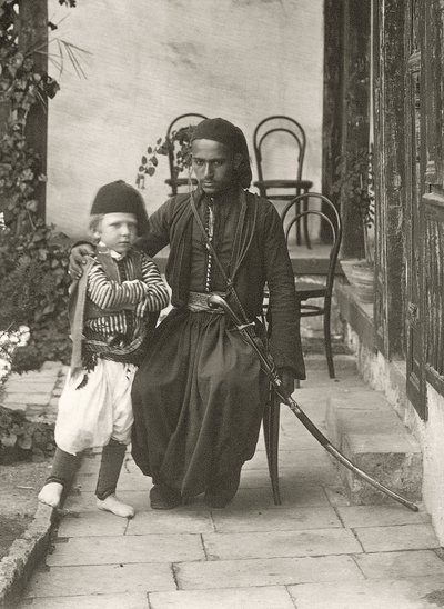阿拉伯kawass（奥斯曼卫队）与一个小男孩在1867年耶路撒冷朱迪亚区的一所房子的花园里 作者 亨利·菲利普斯中士