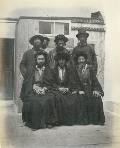 组7波兰犹太人在地中海旅馆的院子里，耶路撒冷，1867年 作者 亨利·菲利普斯中士