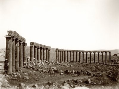 1867年杰拉什（Jerash），西北部的椭圆形圆柱形广场 作者 亨利·菲利普斯中士