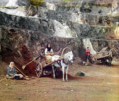 在Bakalskii矿工作：一个家庭，带着铲子和马拉车，在俄罗斯帝国乌拉尔山脉Bakaly丘陵的铁矿工作，1910年 作者 谢尔盖·普罗库丁·高斯基