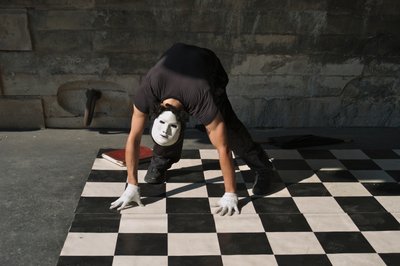 法国，巴黎：2022 年，锡耶河码头的街头艺人（照片） 作者 西塞·布林伯格