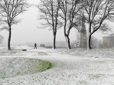 暴风雪中行走在哥本哈根要塞的孤独身影，丹麦，2022 年（照片） 作者 西塞·布林伯格