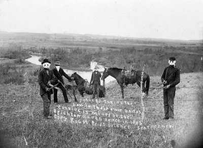1884-1885年内布拉斯加州的 "铁丝网战争"。牧场主试图通过反对铁丝网划界从农民手中夺取土地--照片由Solomon D. Butcher拍摄 作者 所罗门 D. 屠夫