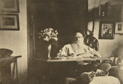 俄罗斯作家列夫·托尔斯泰（Leo Tolstoy）腿不舒服，俄罗斯，1908年 作者 索菲亚·安德列夫纳（Sophia Andreevna Tolstaya）