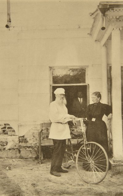 俄罗斯作家列夫·托尔斯泰（Leo Tolstoy）骑自行车，俄罗斯，1890年代 作者 索菲亚·安德列夫纳（Sophia Andreevna Tolstaya）