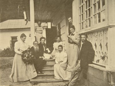俄罗斯作家列夫·托尔斯泰（Leo Tolstoy）于1900年代在他的妻子生日前与家人团聚 作者 索菲亚·安德列夫纳（Sophia Andreevna Tolstaya）