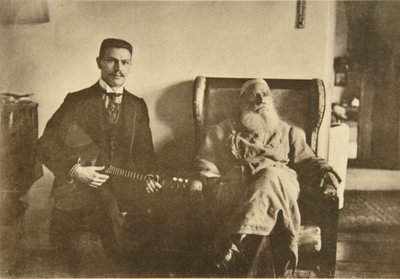 俄国作家列夫·托尔斯泰（Leo Tolstoy）与俄式三弦琴演奏家鲍里斯·特罗扬诺夫斯基（Boris Troyanovsky），俄罗斯，1909年 作者 索菲亚·安德列夫纳（Sophia Andreevna Tolstaya）