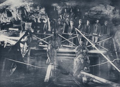 Mining Underground (b/w photo) 作者 南非摄影师