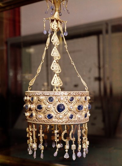Recesvinth国王的荣耀王冠（r.652-72）来自Guarrazar宝藏，c.670（金，水晶，珍珠和蓝宝石） 作者 西班牙语学校