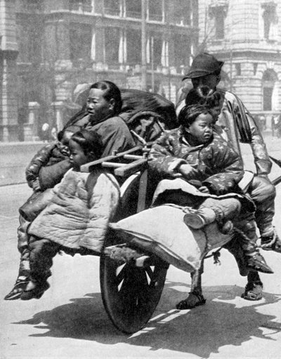 1936年，中国家庭推车上。 作者 体育与一般
