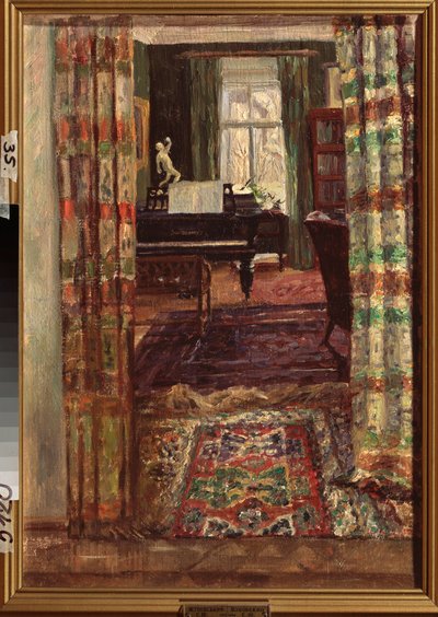 室内有一架三角钢琴。Stanislav Yulianovich Zhukovsky（茹科夫斯基）（1873-1944 年）的画作，布面油画 作者 斯坦尼斯拉夫·朱利安诺维奇·茹科夫斯基