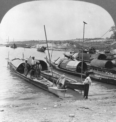 伊洛瓦底江上的船，缅甸明贡，1908年 作者 立体声旅行社