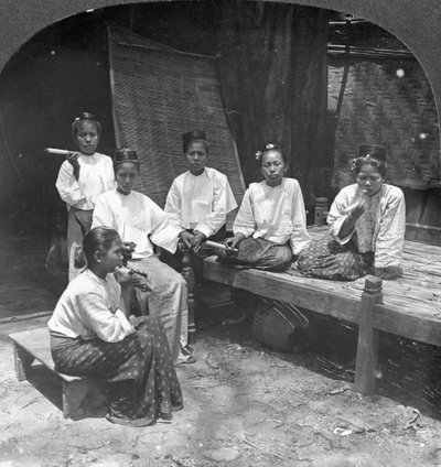 1908年，缅甸曼德勒妇女在其家外吸烟的缅甸妇女。 作者 立体声旅行社