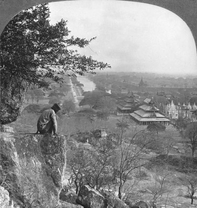 缅甸曼德勒全景，展示堡垒墙，1908年 作者 立体声旅行社