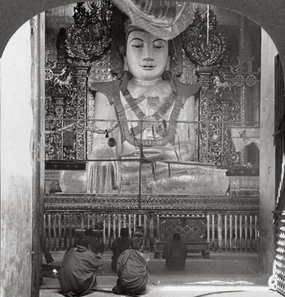 缅甸曼德勒宝塔中的大理石佛像，1908年。 作者 立体声旅行社