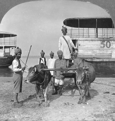 1898年，在缅甸士兵的陪同下的军事运输手推车。 作者 立体声旅行社