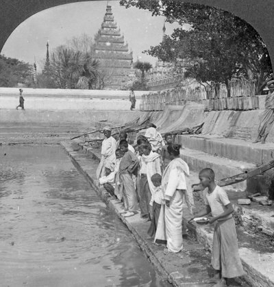 摄食圣龟的朝圣者，缅甸曼德勒阿拉干塔，1908年。 作者 立体声旅行社