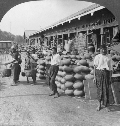 1908年，在缅甸曼德勒的一条街道上的陶器商店。 作者 立体声旅行社