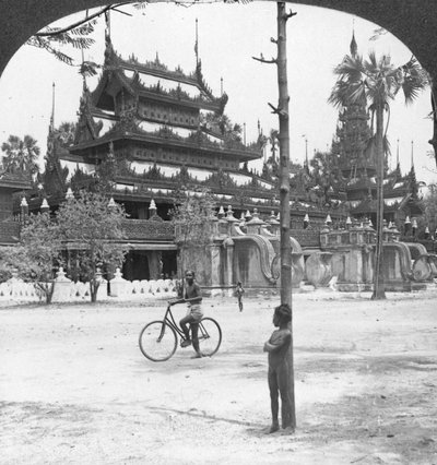 皇后区金寺，曼德勒，缅甸，1908年。 作者 立体声旅行社